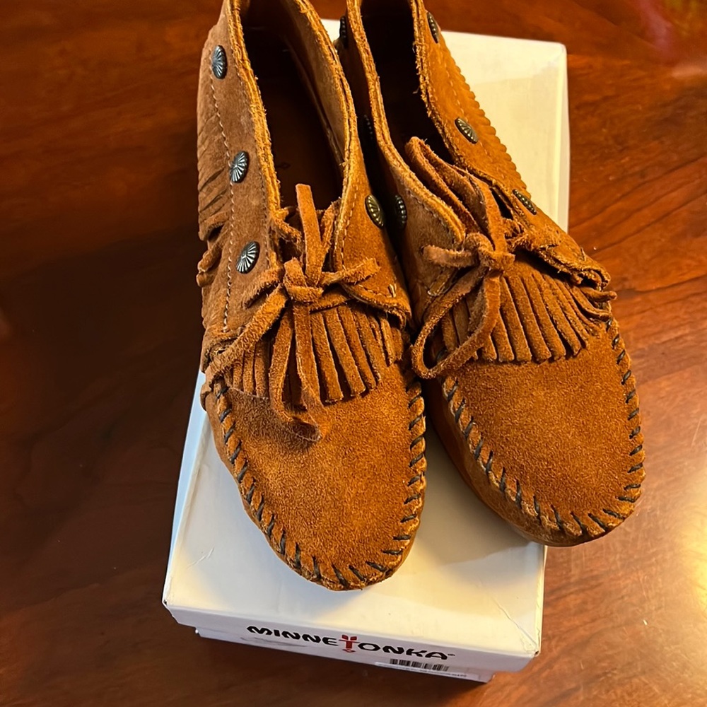 Minnetonka size 5